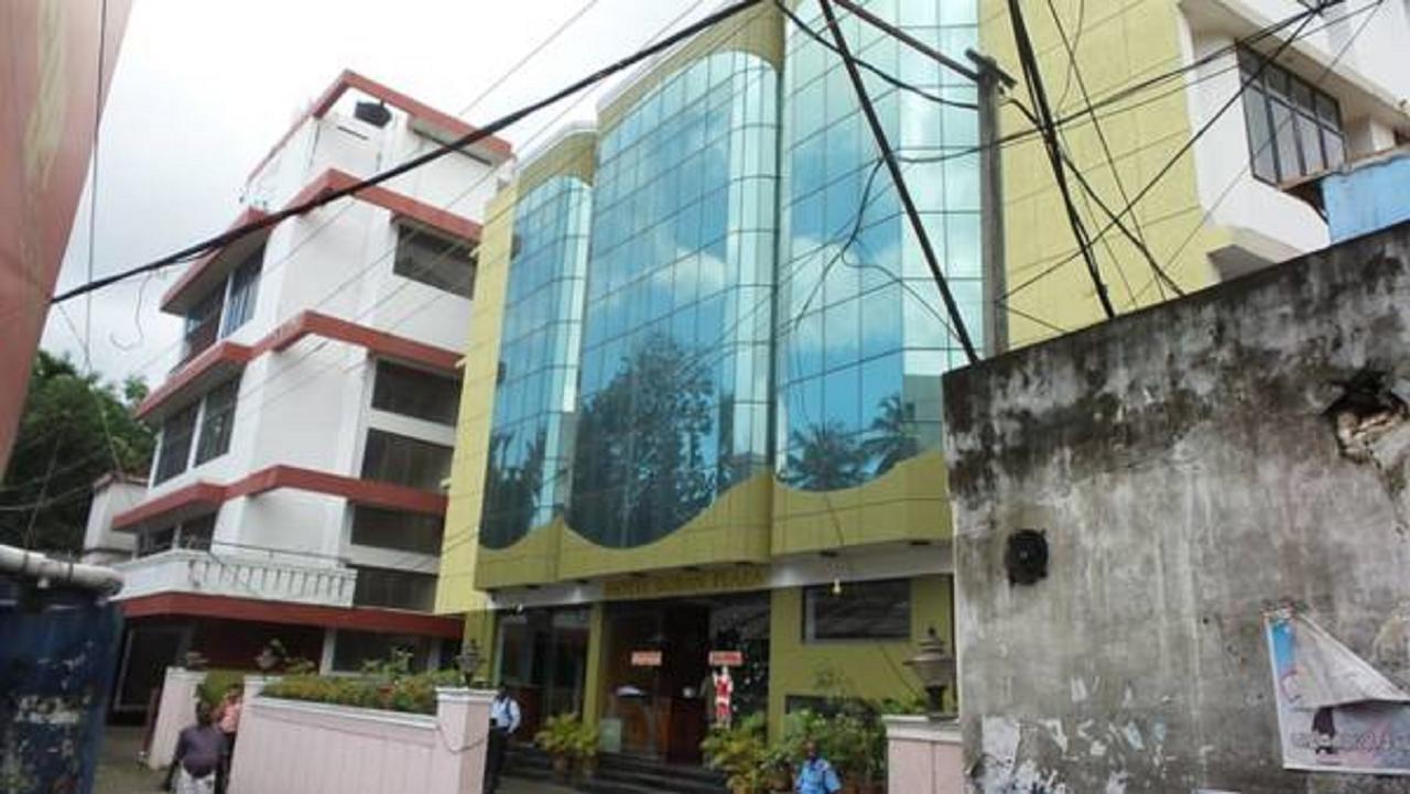Hotel Boban Plaza Thiruvananthapuram Екстериор снимка